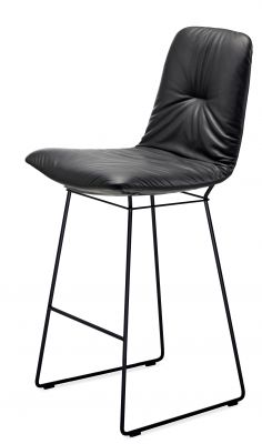 Schwarzer Leya Counterstool Barhocker mit Lederbezug und filigranem Metallgestell von Freifrau Manufaktur.